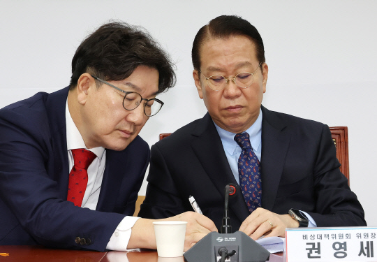 권영세(오른쪽) 국민의힘 비상대책위원장과 권성동 원내대표가 3일 국회에서 열린 비상대책위원 회의에서 대화하고 있다. [연합뉴스]